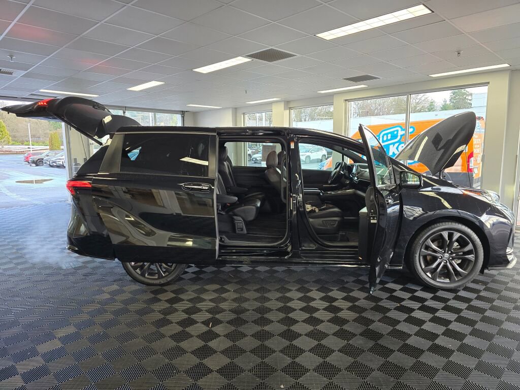 Used 2021 Toyota Sienna XSE image 17