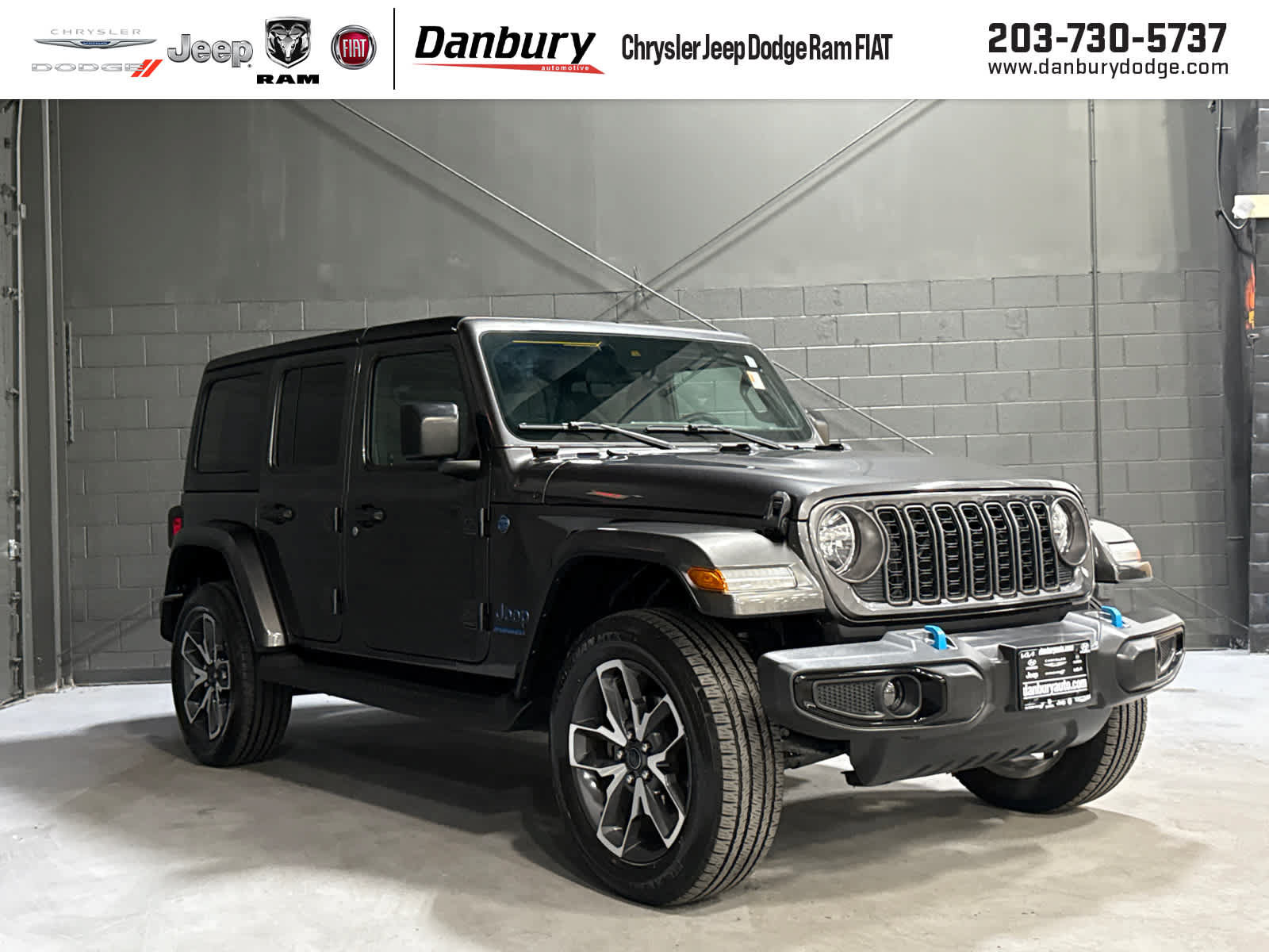 Used 2024 Jeep Wrangler Unlimited w/ Convenience Group AWD/4WD image 1