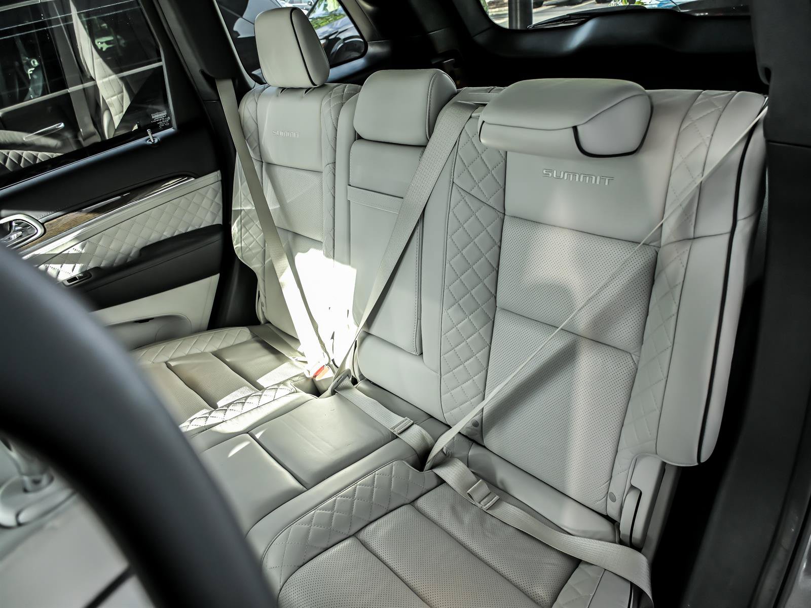 Used 2019 Jeep Grand Cherokee Summit AWD/4WD image 16