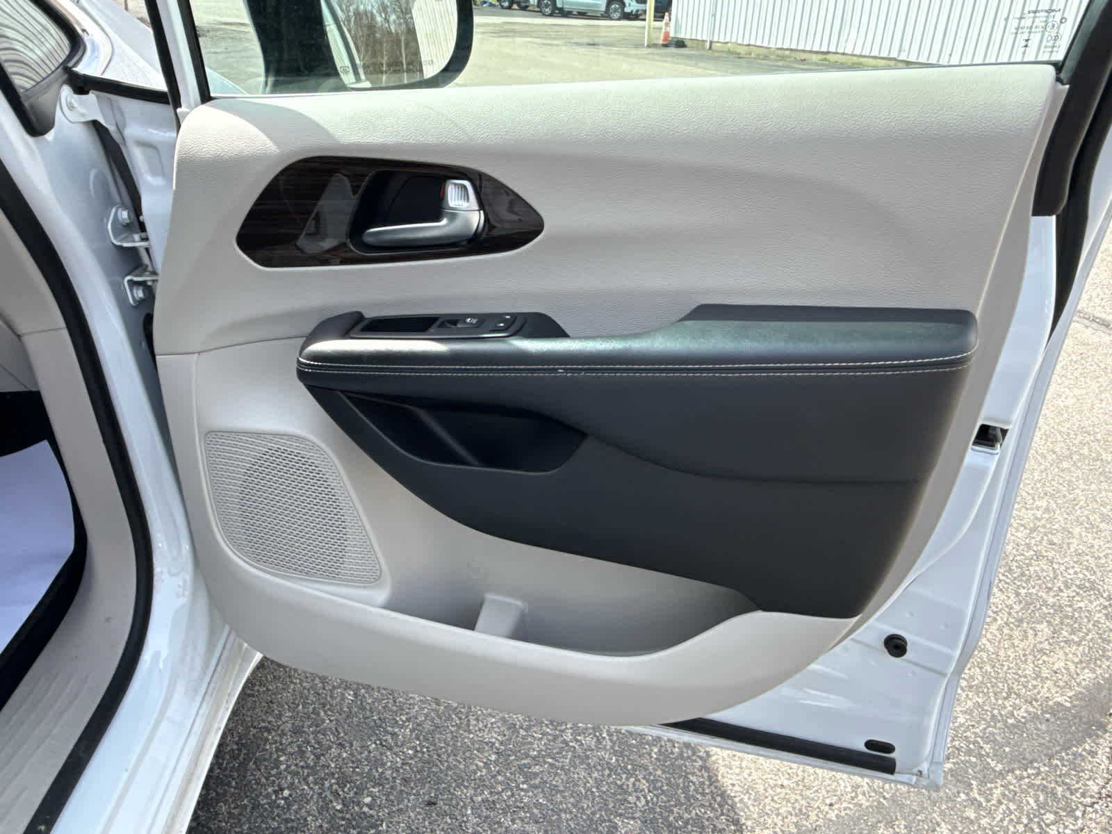 Used 2024 Chrysler Pacifica Limited image 35