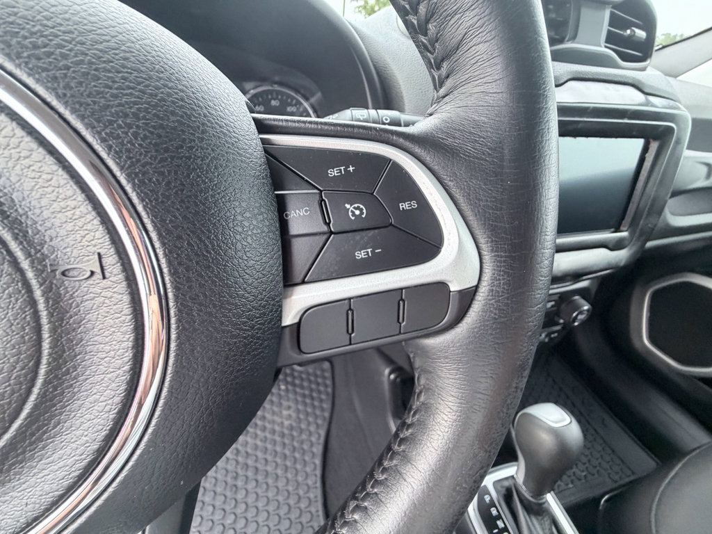 Used 2018 Jeep Renegade Latitude w/ Cold Weather Group FWD image 15