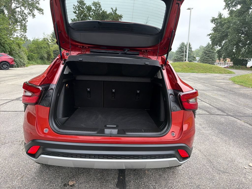 Used 2024 Chevrolet Trax LT w/ Driver Confidence Package FWD image 30