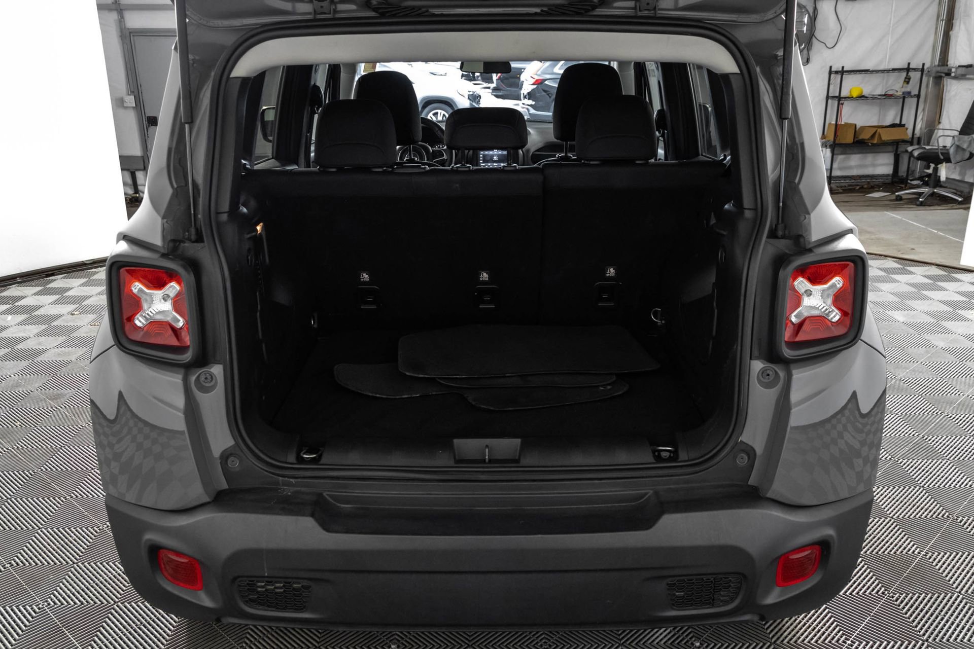 Used 2020 Jeep Renegade Latitude FWD image 35