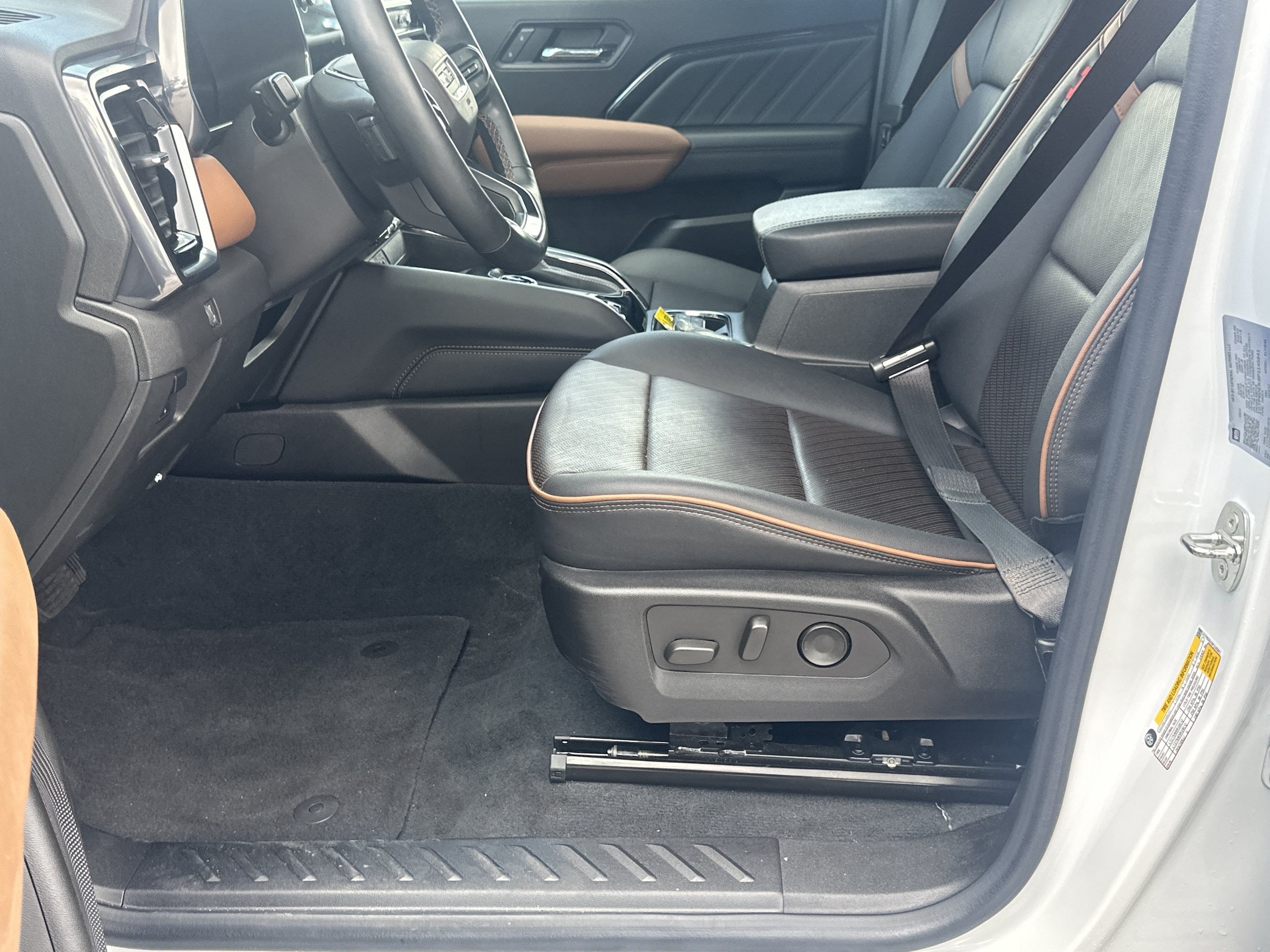 Used 2023 GMC Canyon AT4 w/ AT4 Premium Package AWD/4WD image 9