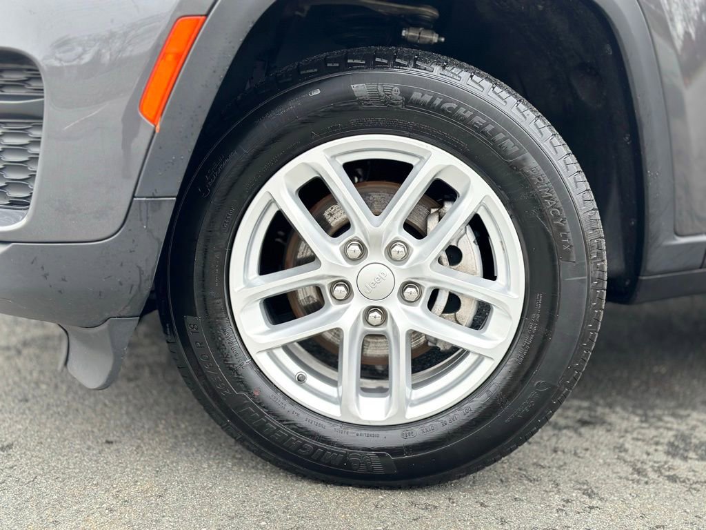 Used 2024 Jeep Grand Cherokee Laredo X image 2