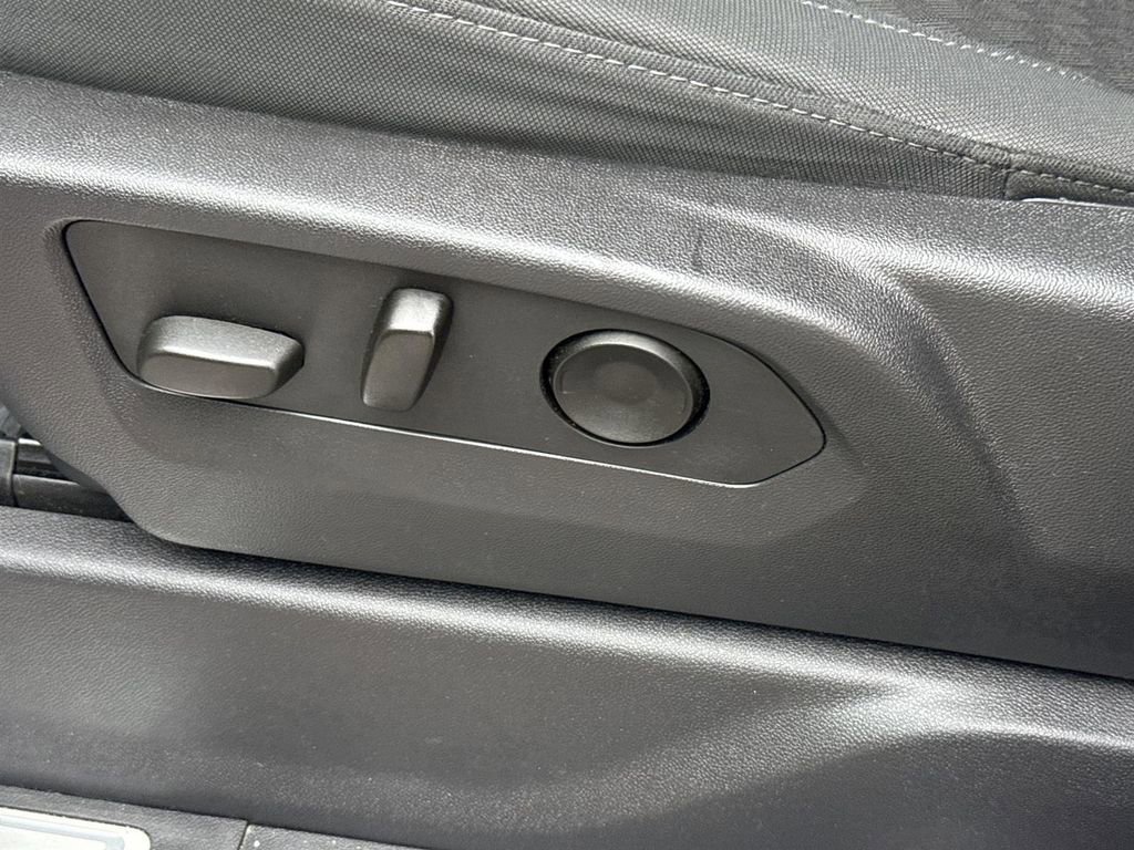 Used 2025 Chevrolet Silverado 1500 LT image 32