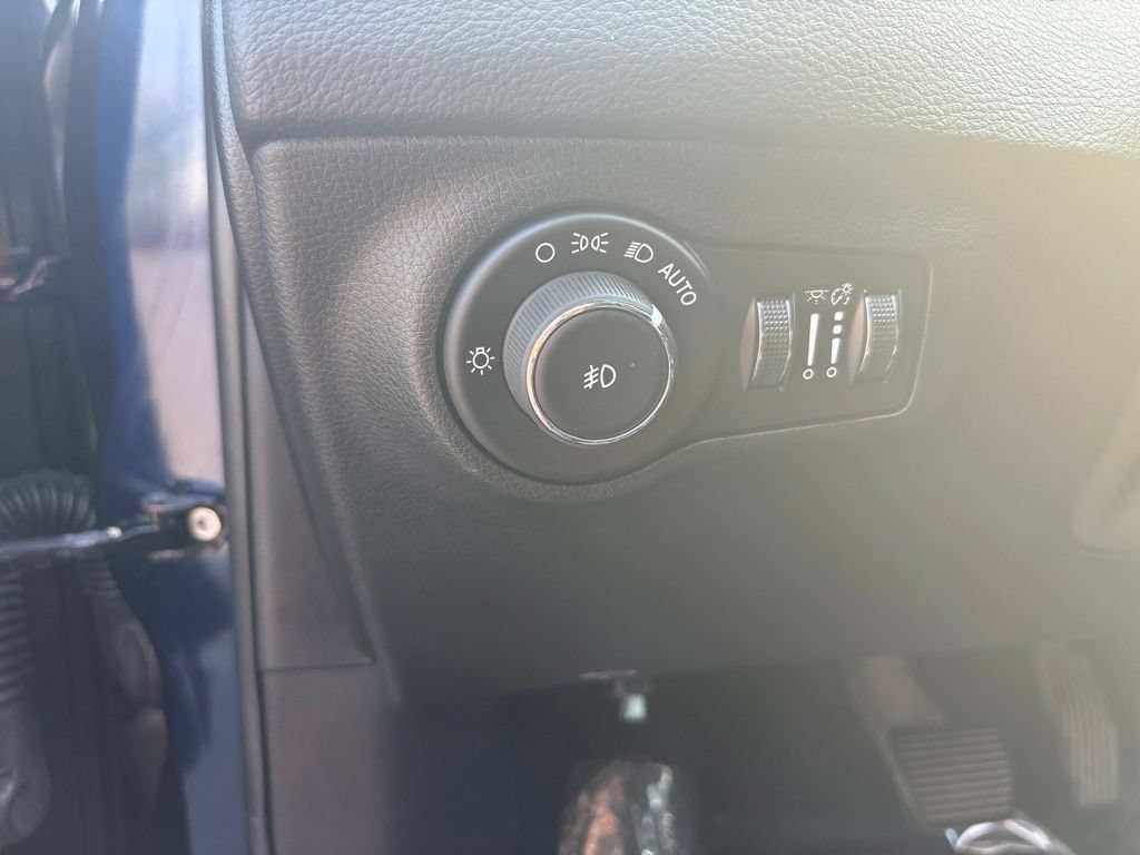 Used 2018 Jeep Compass Limited FWD image 28