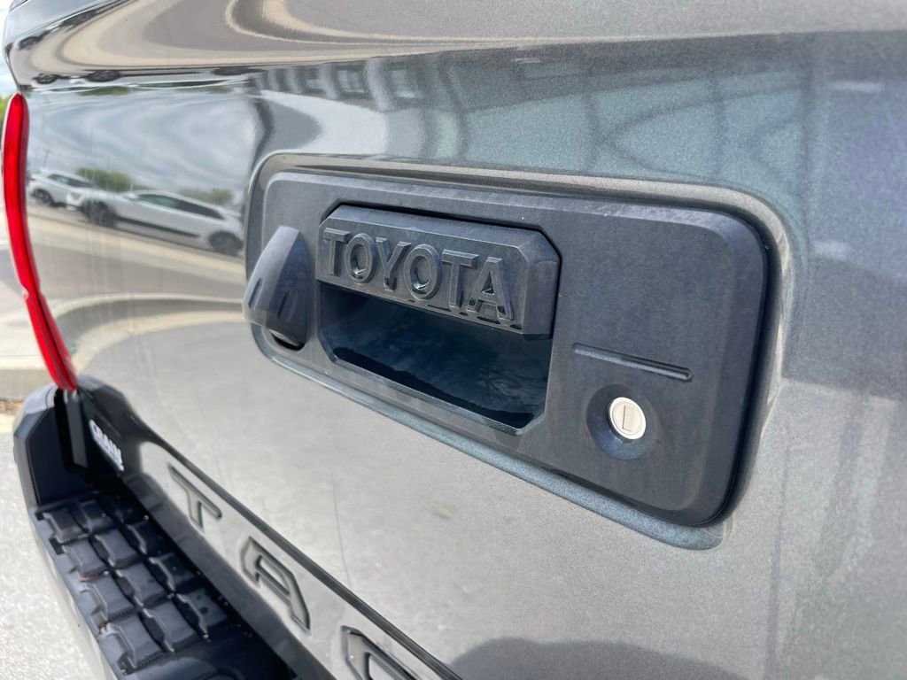 Used 2018 Toyota Tacoma TRD Off-Road AWD/4WD image 27