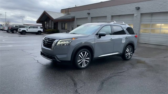 Used 2025 Nissan Pathfinder Platinum image 5