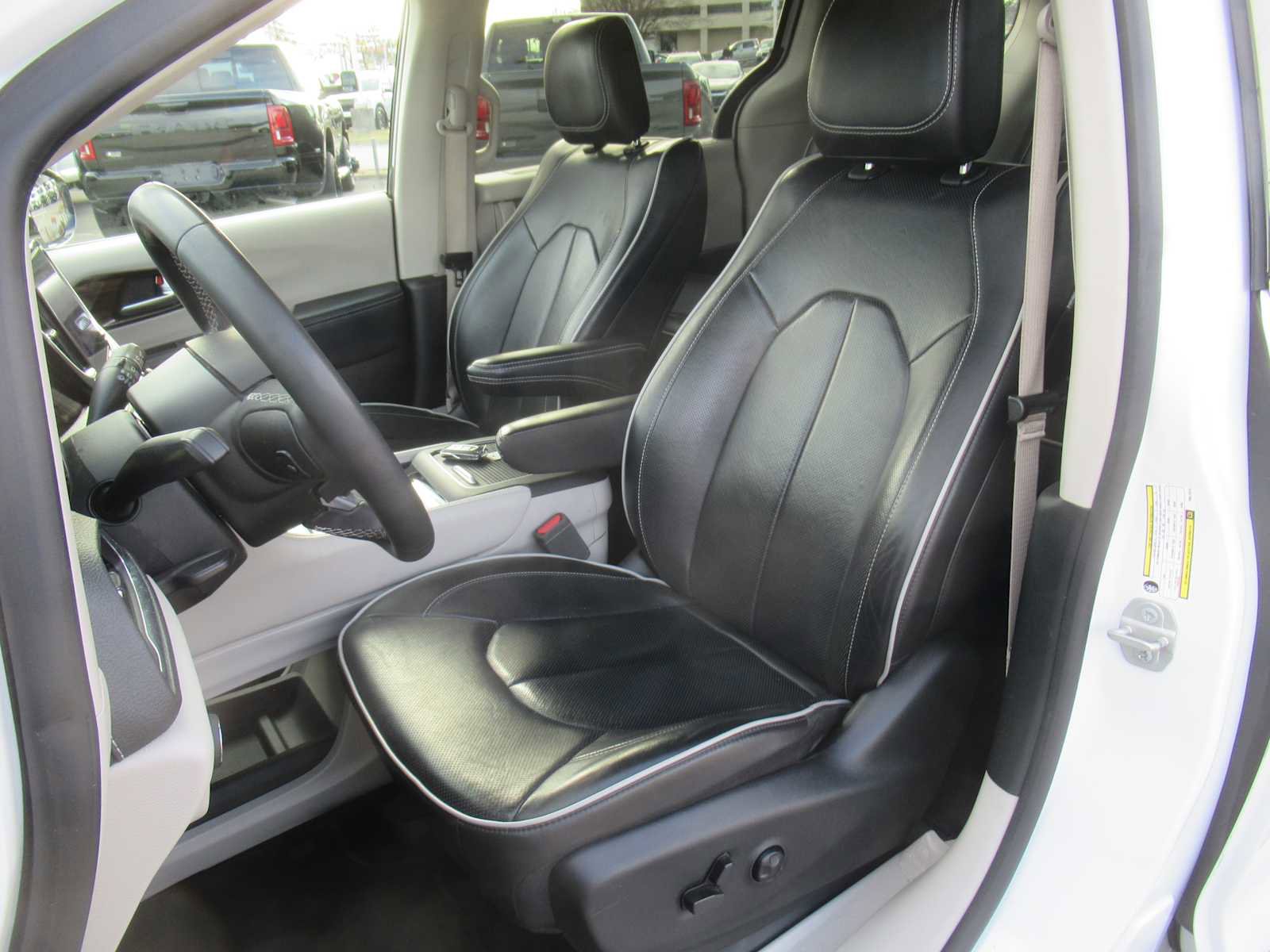 Used 2023 Chrysler Pacifica Limited image 18