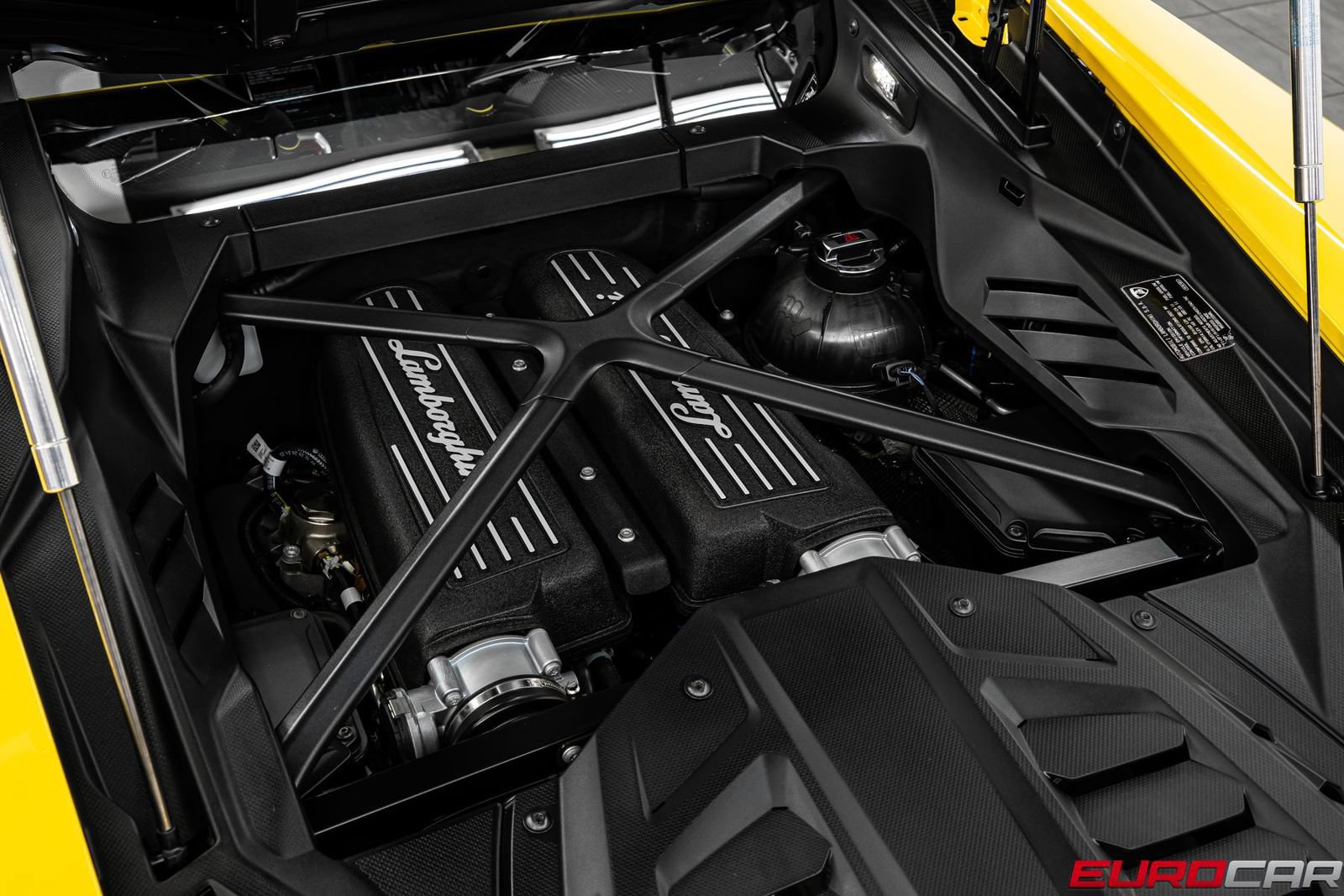 Used 2021 Lamborghini Huracan EVO RWD image 19