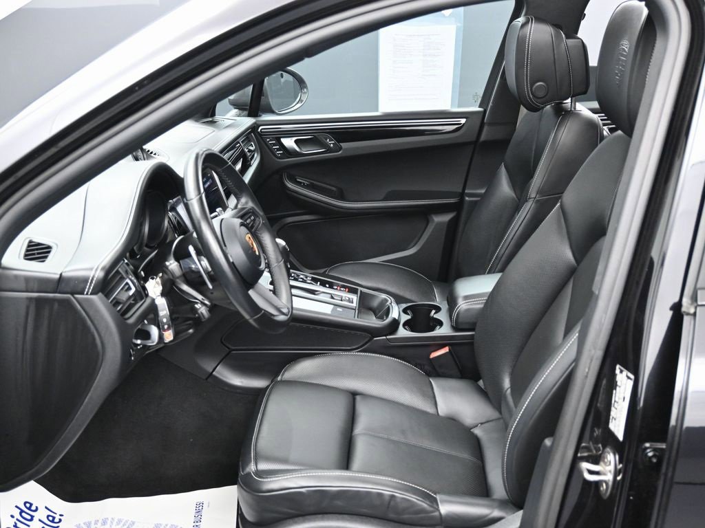 Used 2023 Porsche Macan Turbo image 17