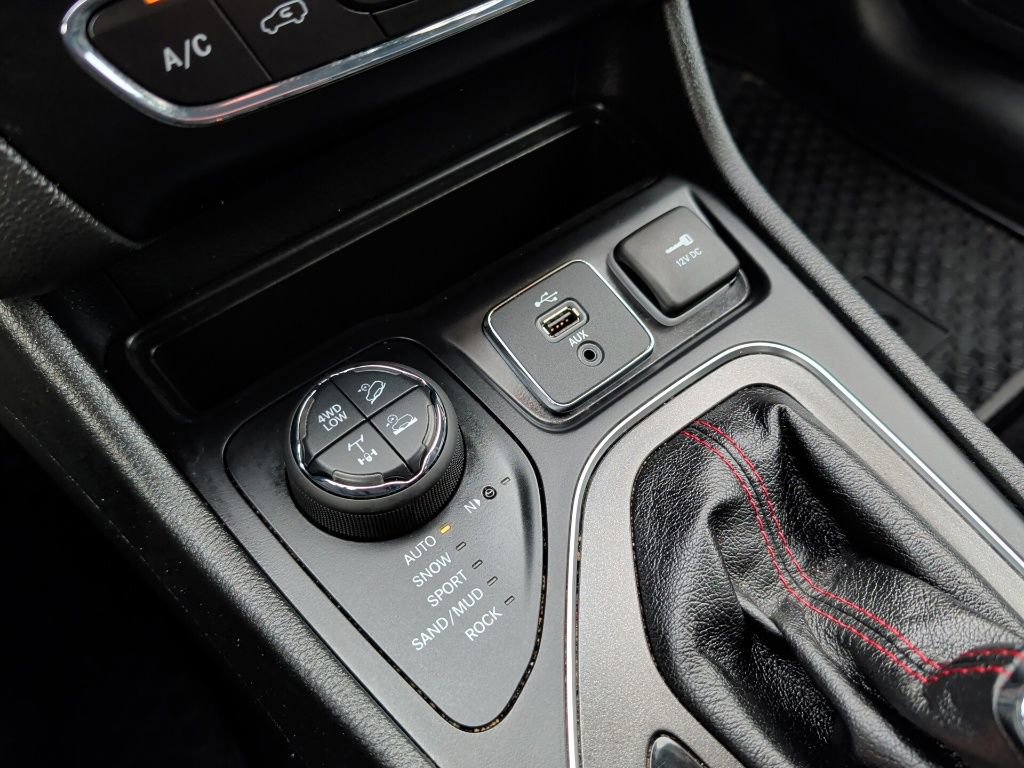 Used 2019 Jeep Cherokee Trailhawk w/ Cold Weather Group AWD/4WD image 17