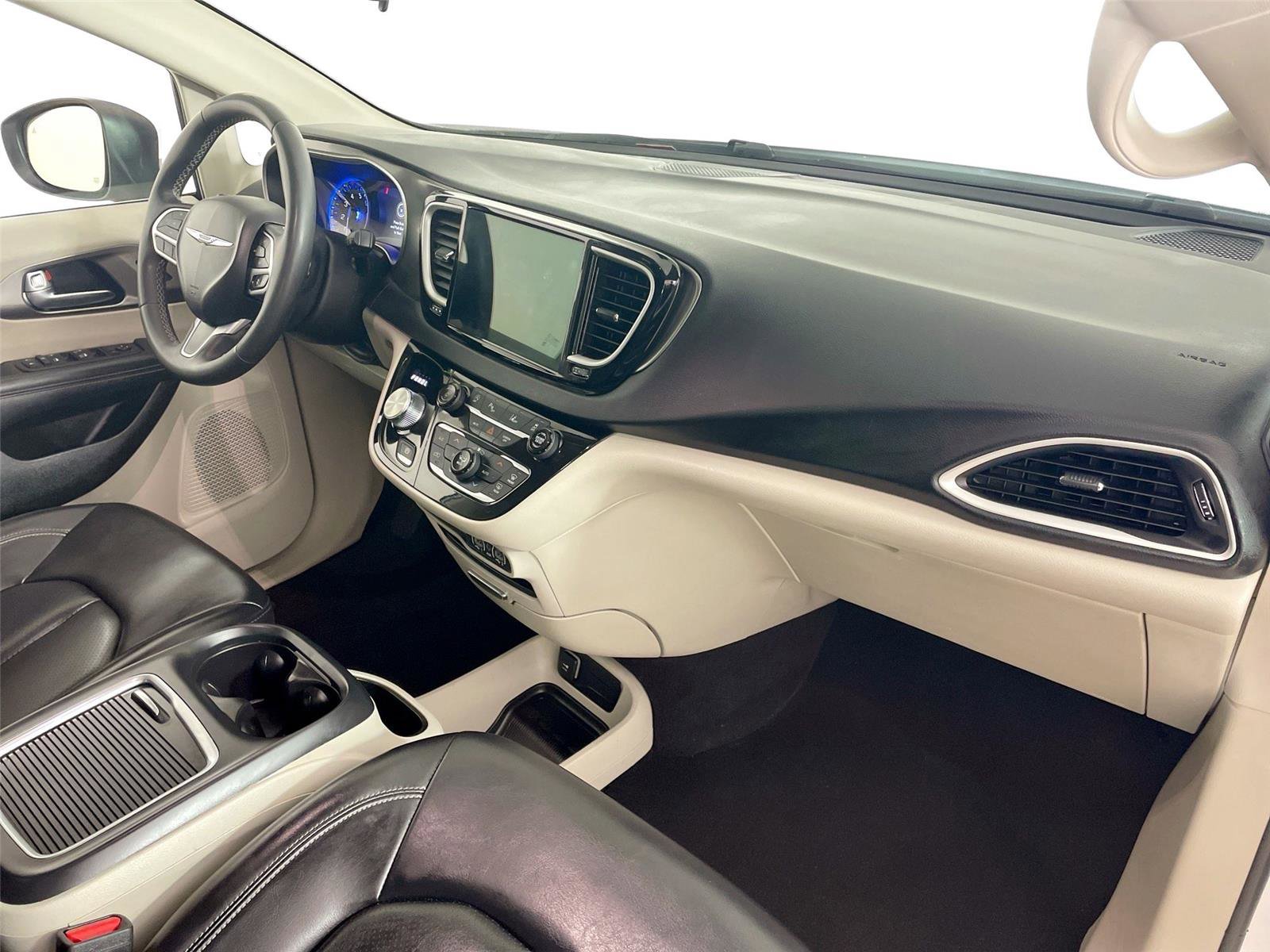 Used 2023 Chrysler Pacifica Touring-L image 28