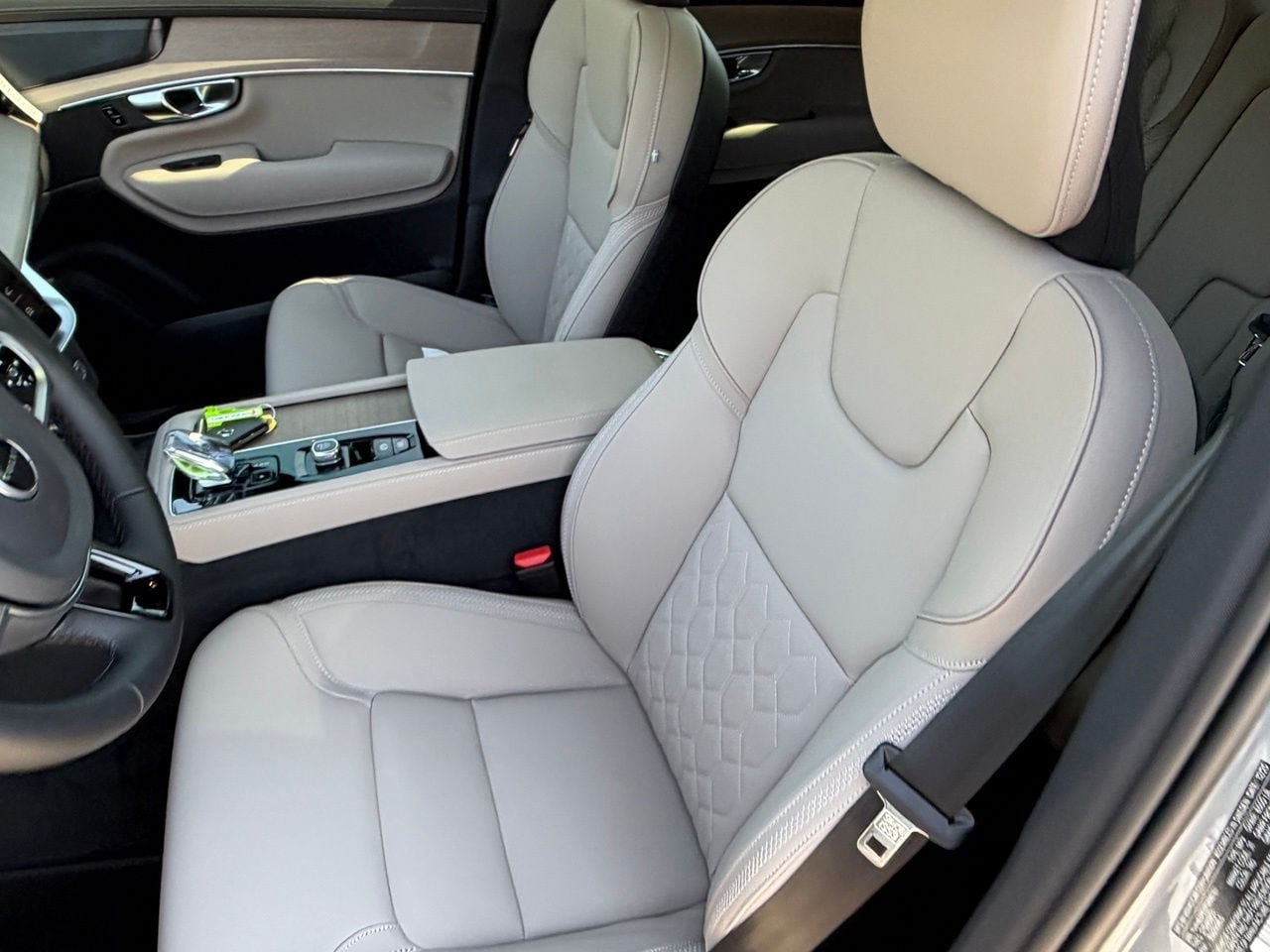 New 2026 Volvo XC90 T8 Plus AWD/4WD image 18