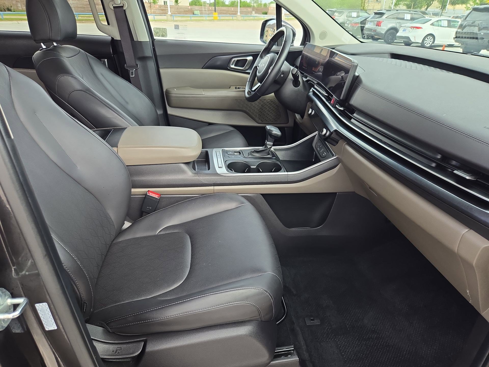 Used 2025 Kia Carnival image 32