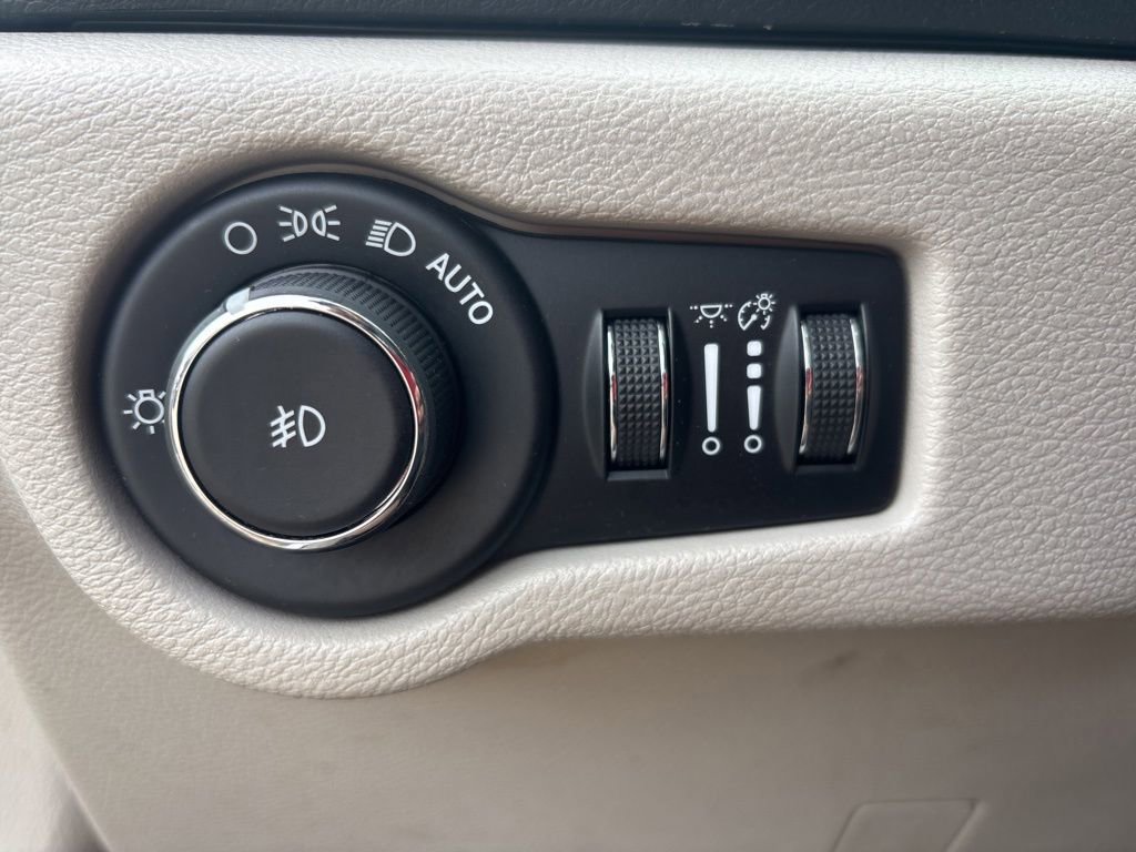 Used 2018 Chrysler Pacifica Touring-L FWD image 20