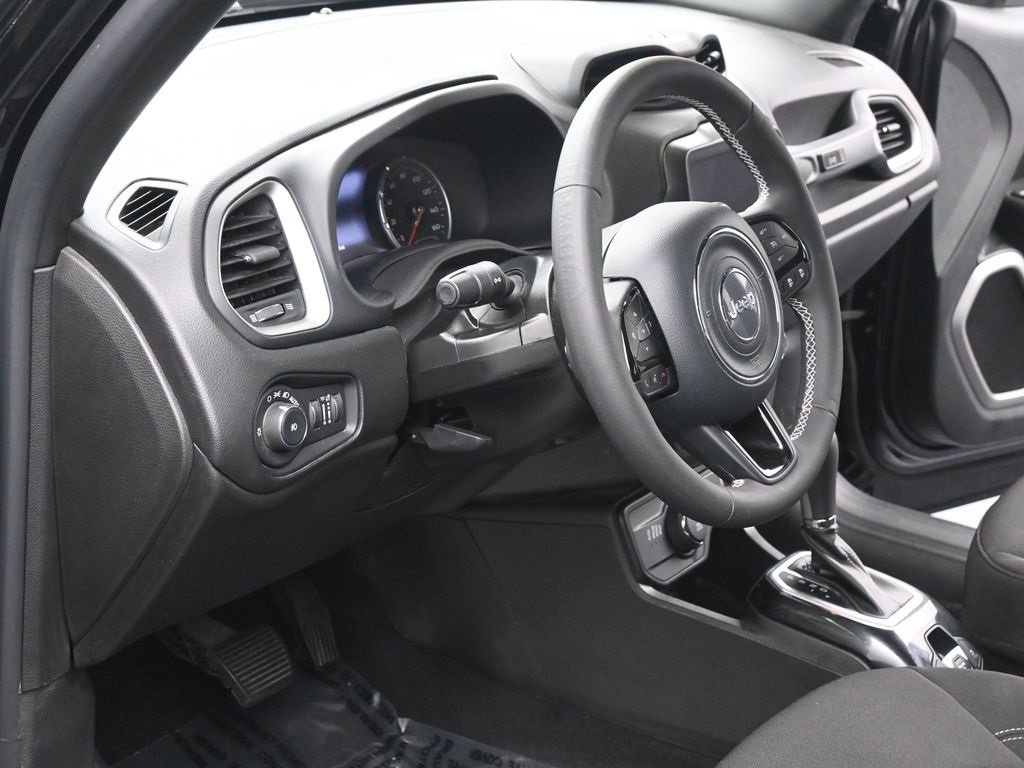 Used 2021 Jeep Renegade Latitude w/ Luxury Group II image 6