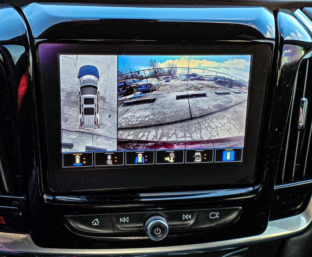 Certified 2023 Chevrolet Traverse LT w/ Rear Camera Mirror Package image 16