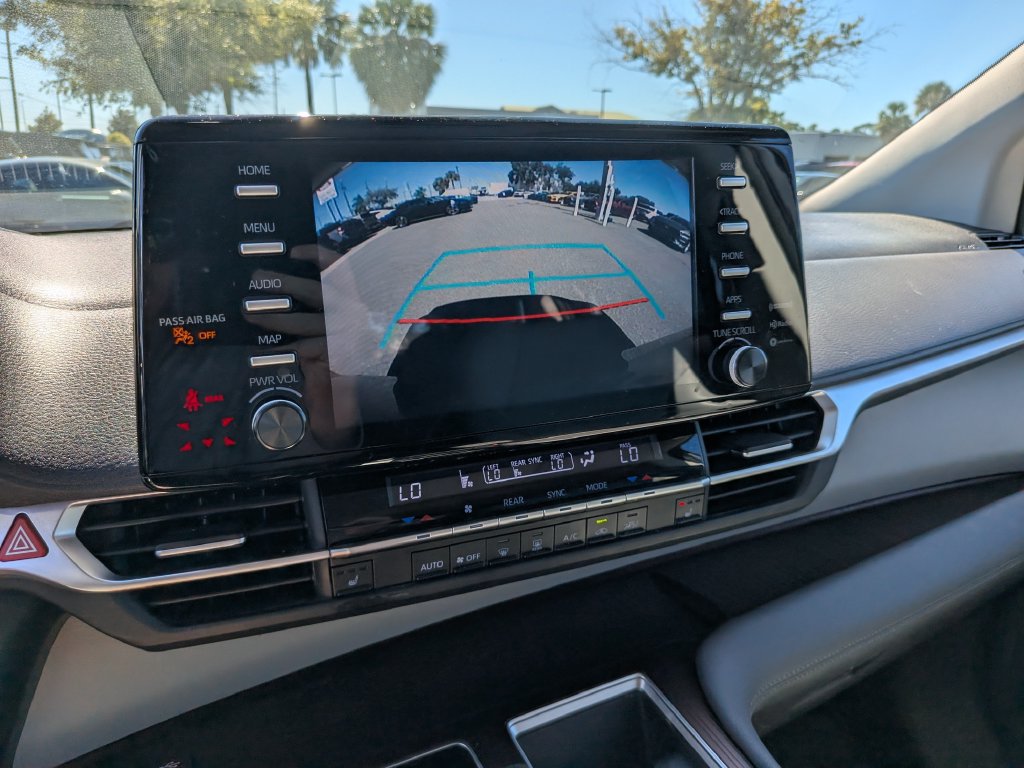 Used 2022 Toyota Sienna XLE FWD image 26