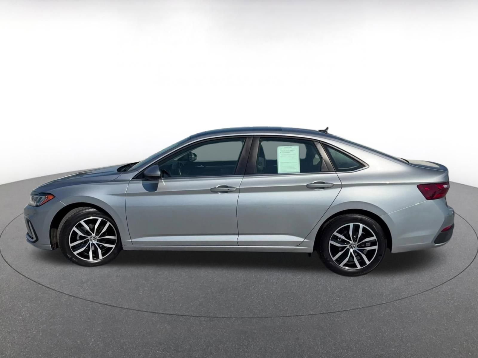 Used 2025 Volkswagen Jetta SE image 9