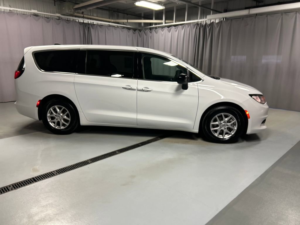 Used 2024 Chrysler Voyager LX FWD image 8