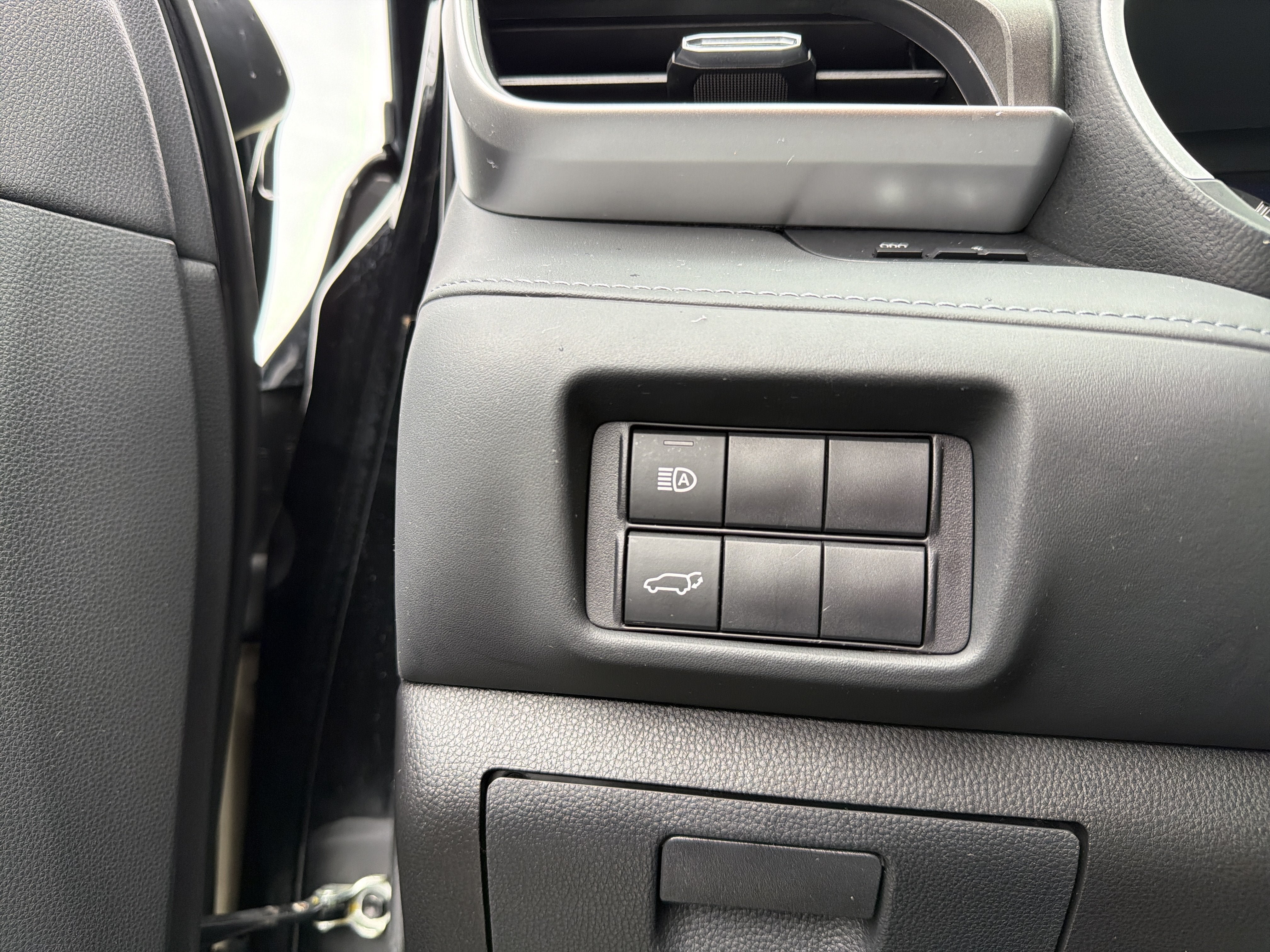 Used 2023 Toyota Highlander XLE AWD/4WD image 12