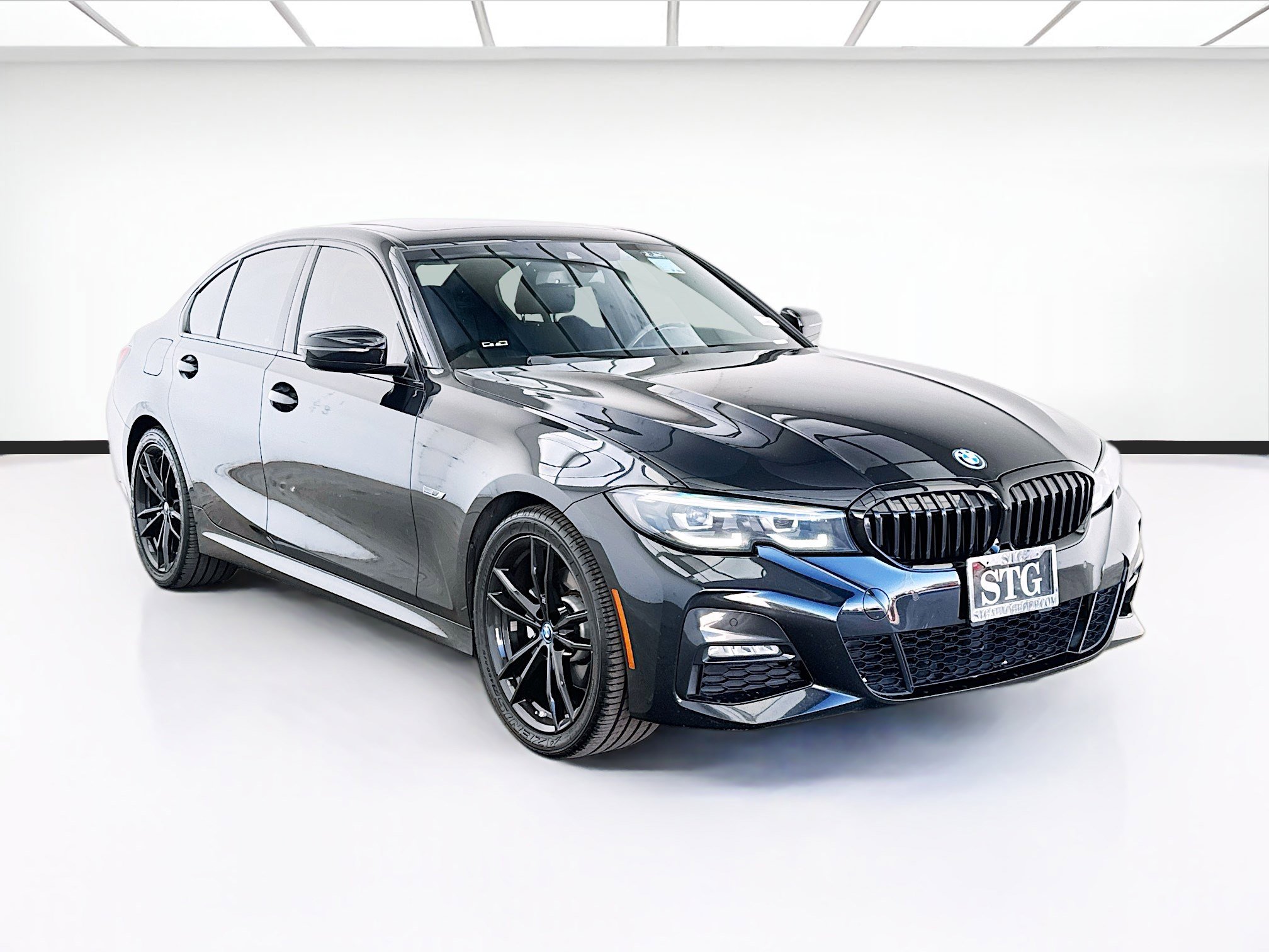 Used 2022 BMW 330e w/ M Sport Package RWD image 3