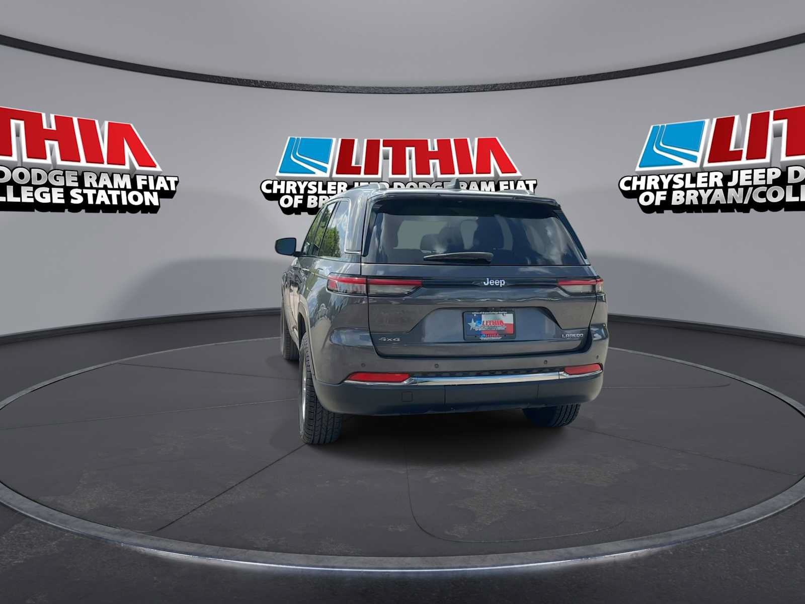 Used 2024 Jeep Grand Cherokee Laredo AWD/4WD image 6