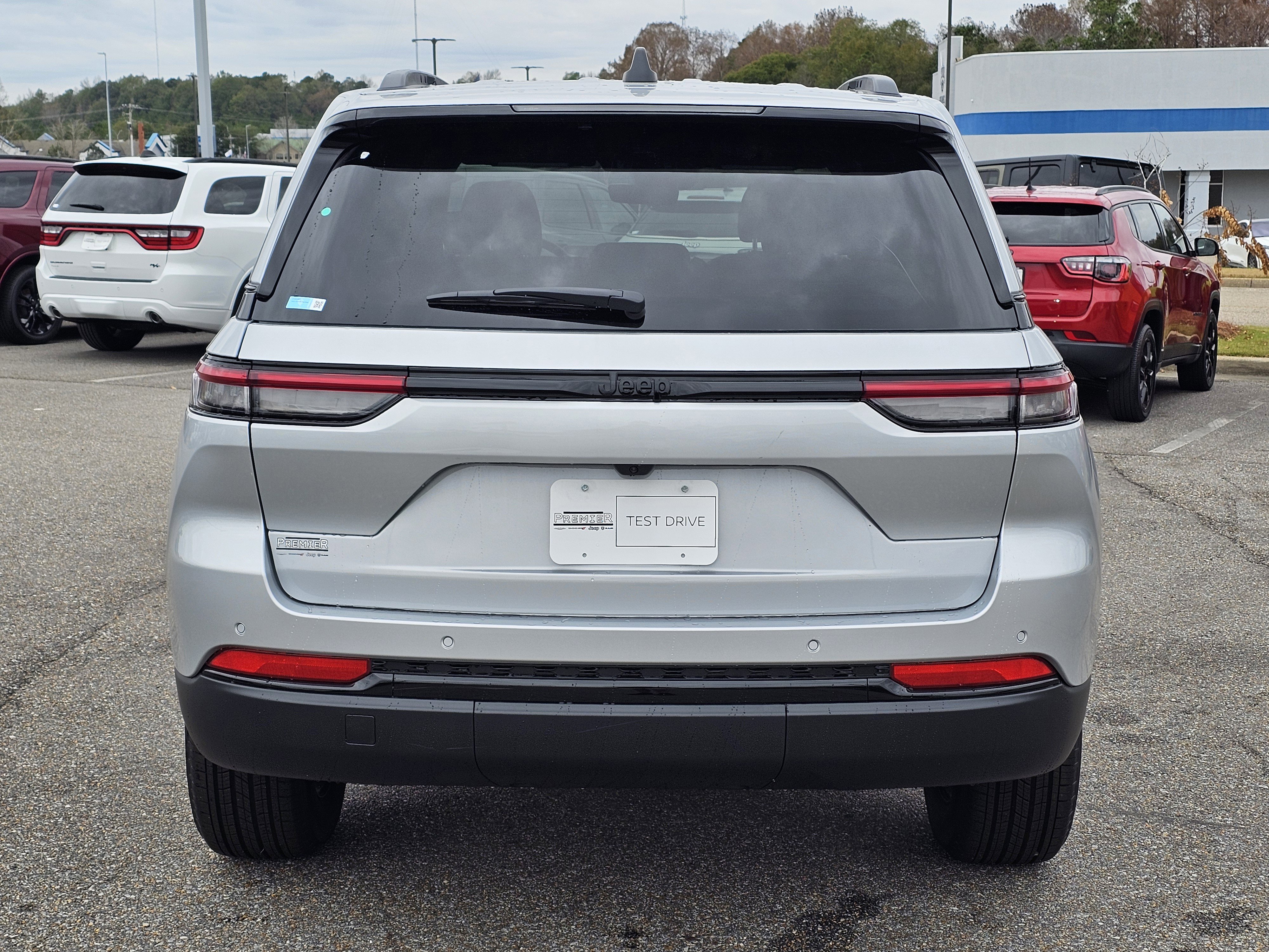 New 2025 Jeep Grand Cherokee Altitude image 9