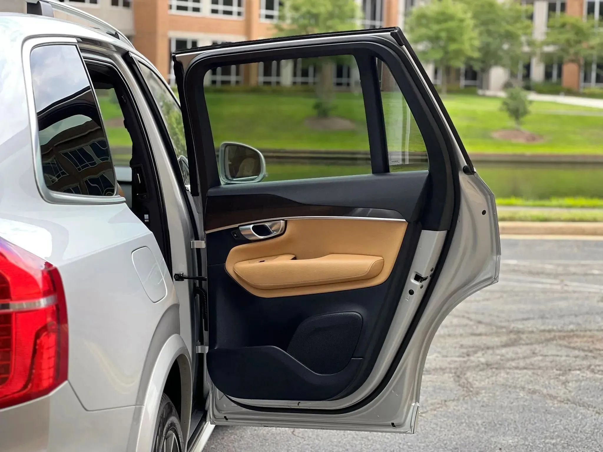 Used 2017 Volvo XC90 T6 Momentum w/ Vision Package AWD/4WD image 41