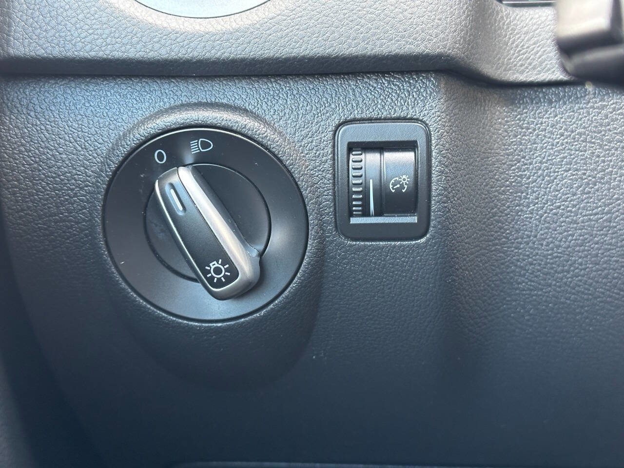 Used 2011 Volkswagen Tiguan SE image 30