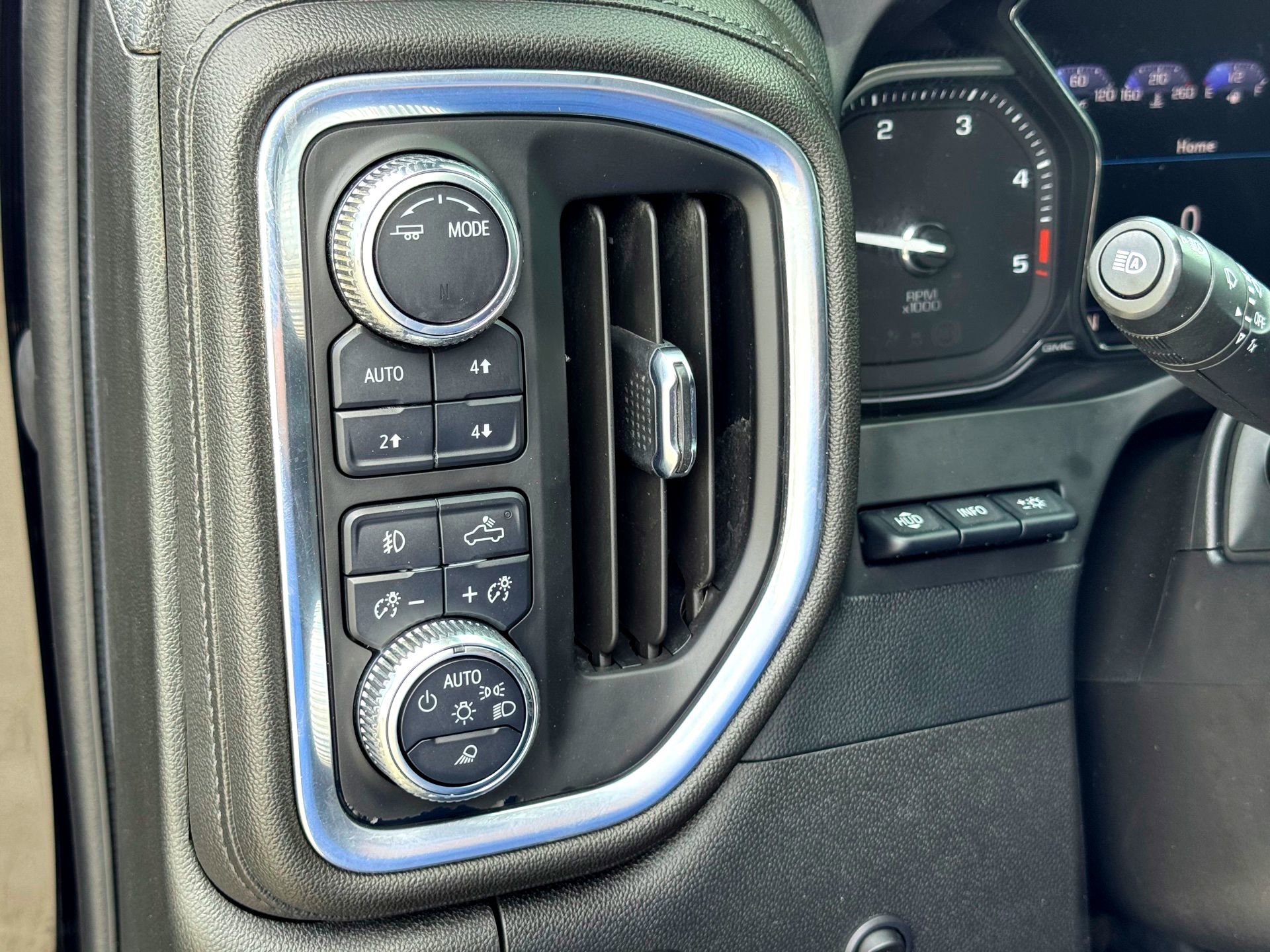 Used 2023 GMC Sierra 3500 Denali w/ Denali Black Diamond Edition image 17