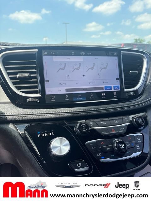 Used 2025 Chrysler Pacifica Select