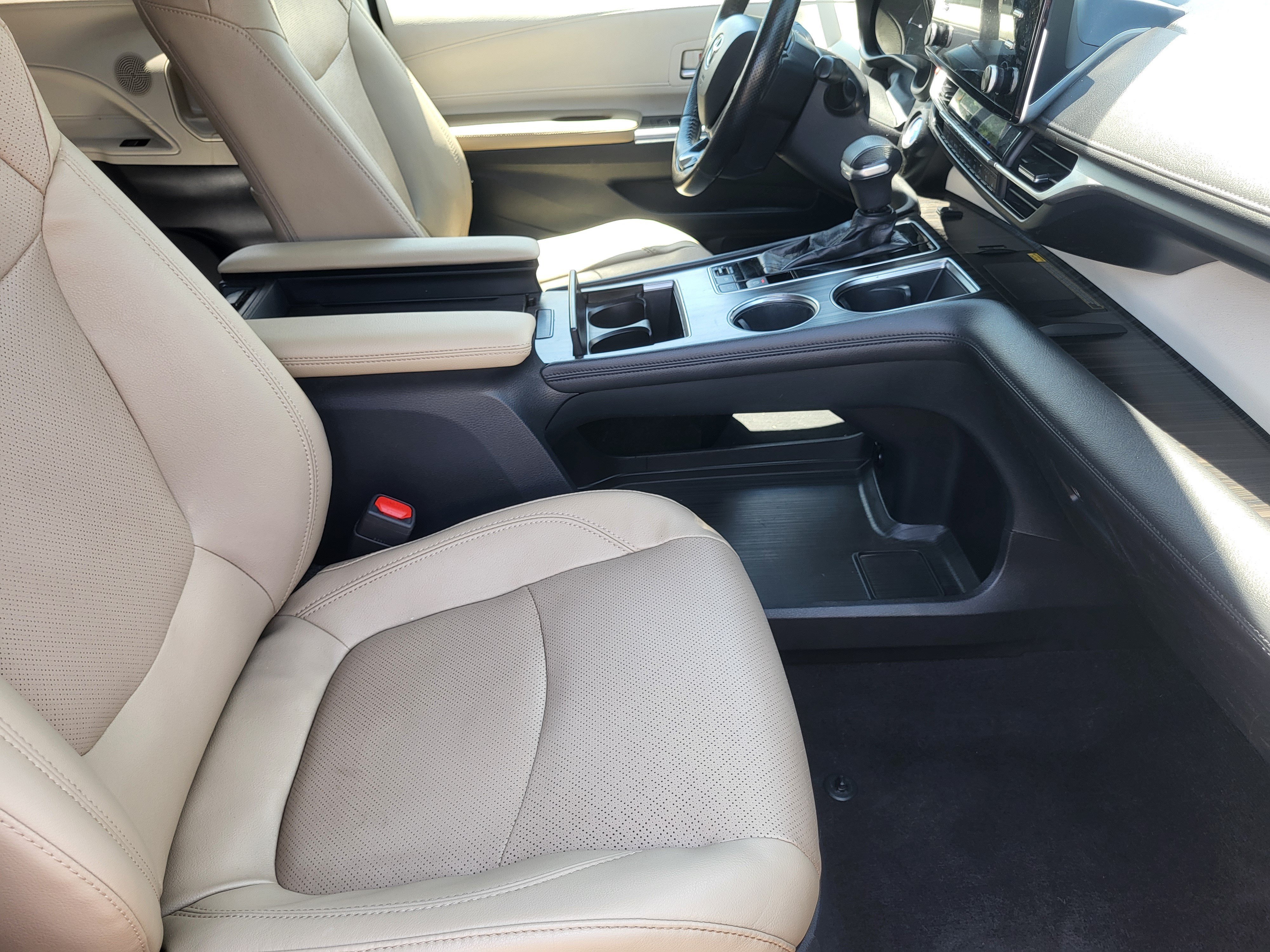 Certified 2021 Toyota Sienna Limited FWD image 11