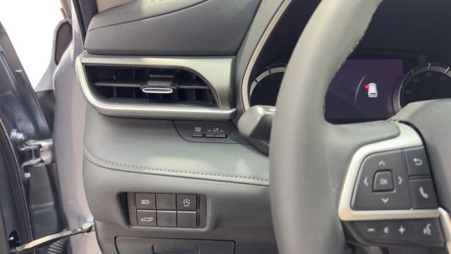 Used 2023 Toyota Highlander XLE FWD image 27