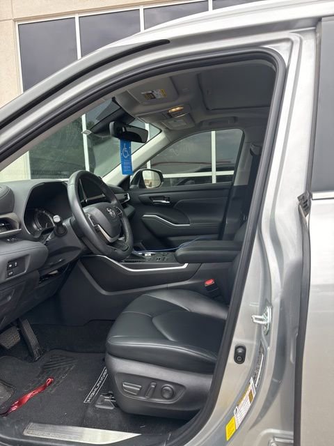 Used 2023 Toyota Highlander XLE AWD/4WD image 5