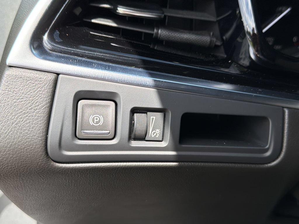 Certified 2025 Cadillac XT6 Luxury FWD image 30