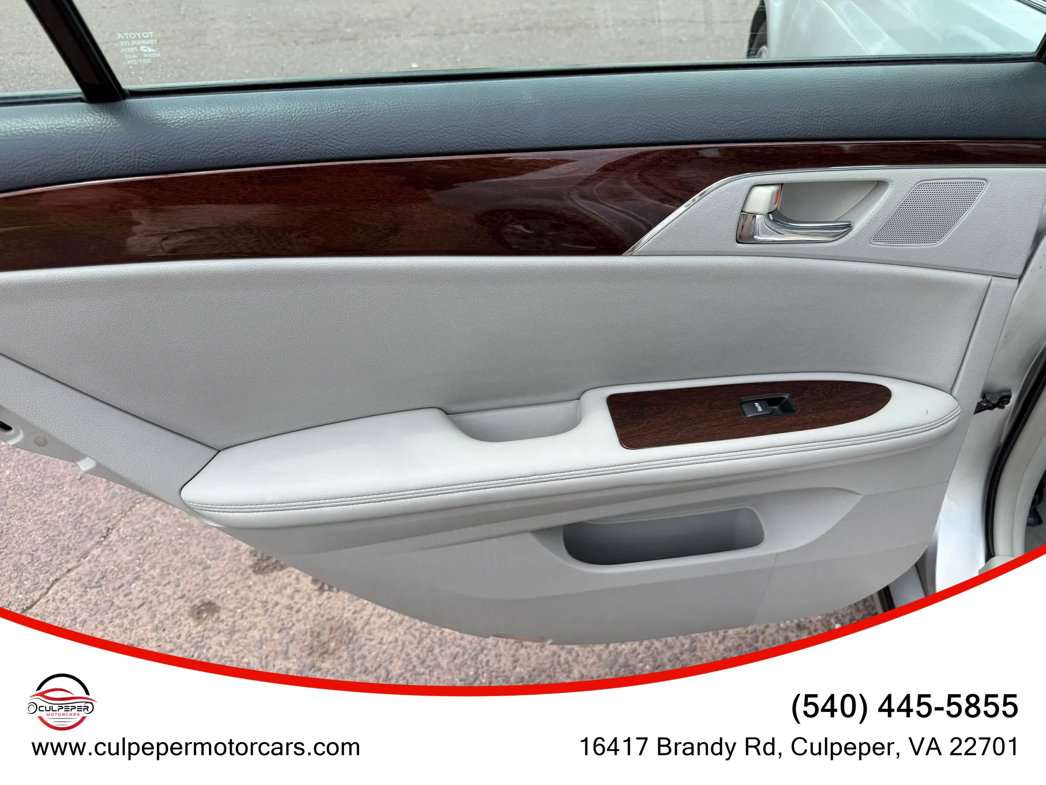 Used 2010 Toyota Avalon XLS FWD image 11