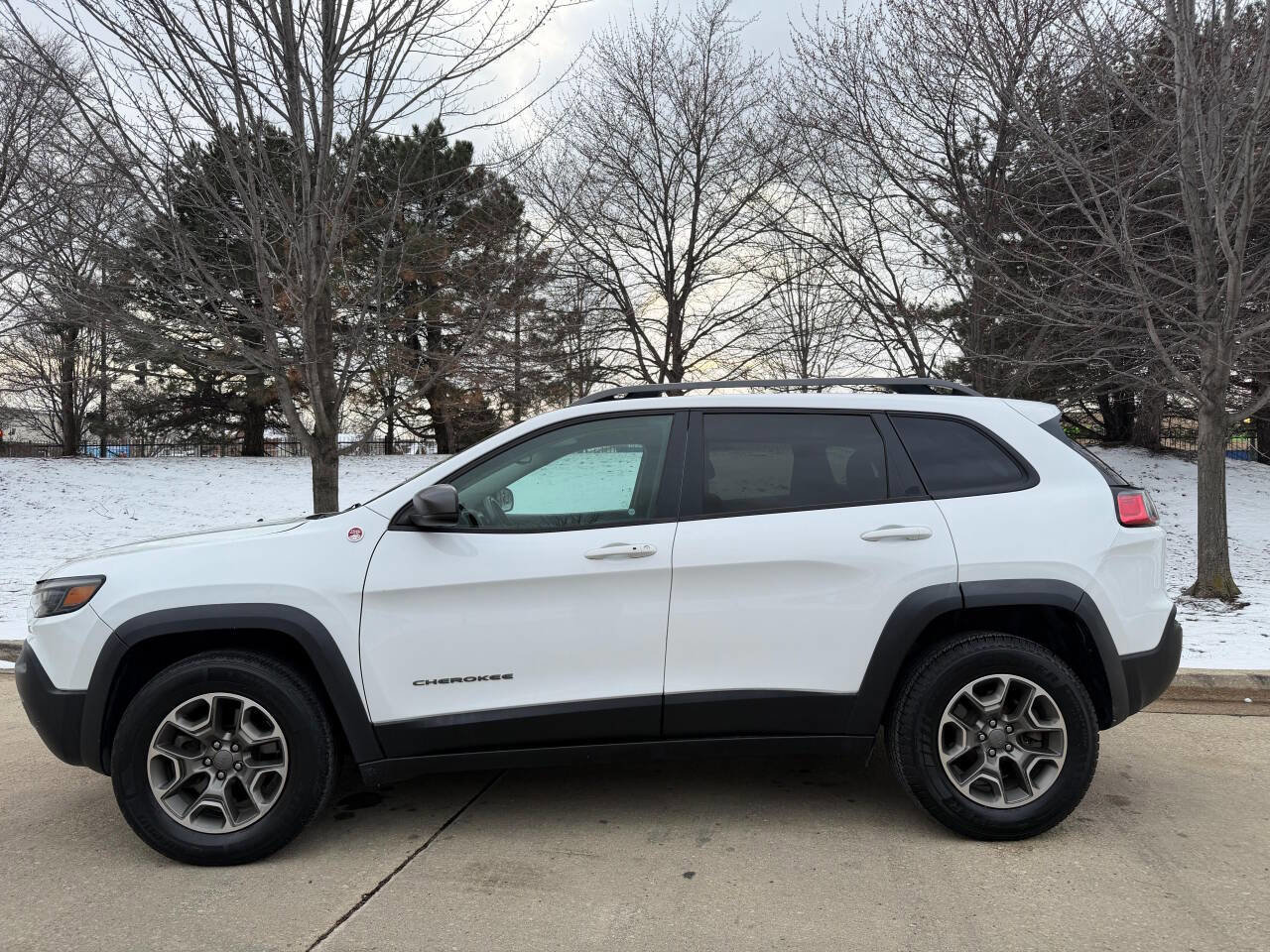 Used 2020 Jeep Cherokee Trailhawk AWD/4WD image 22