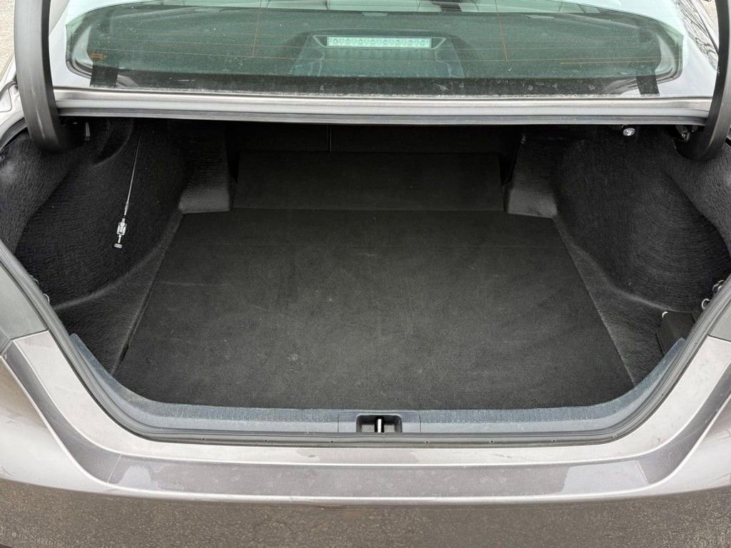 Used 2023 Toyota Camry SE image 4