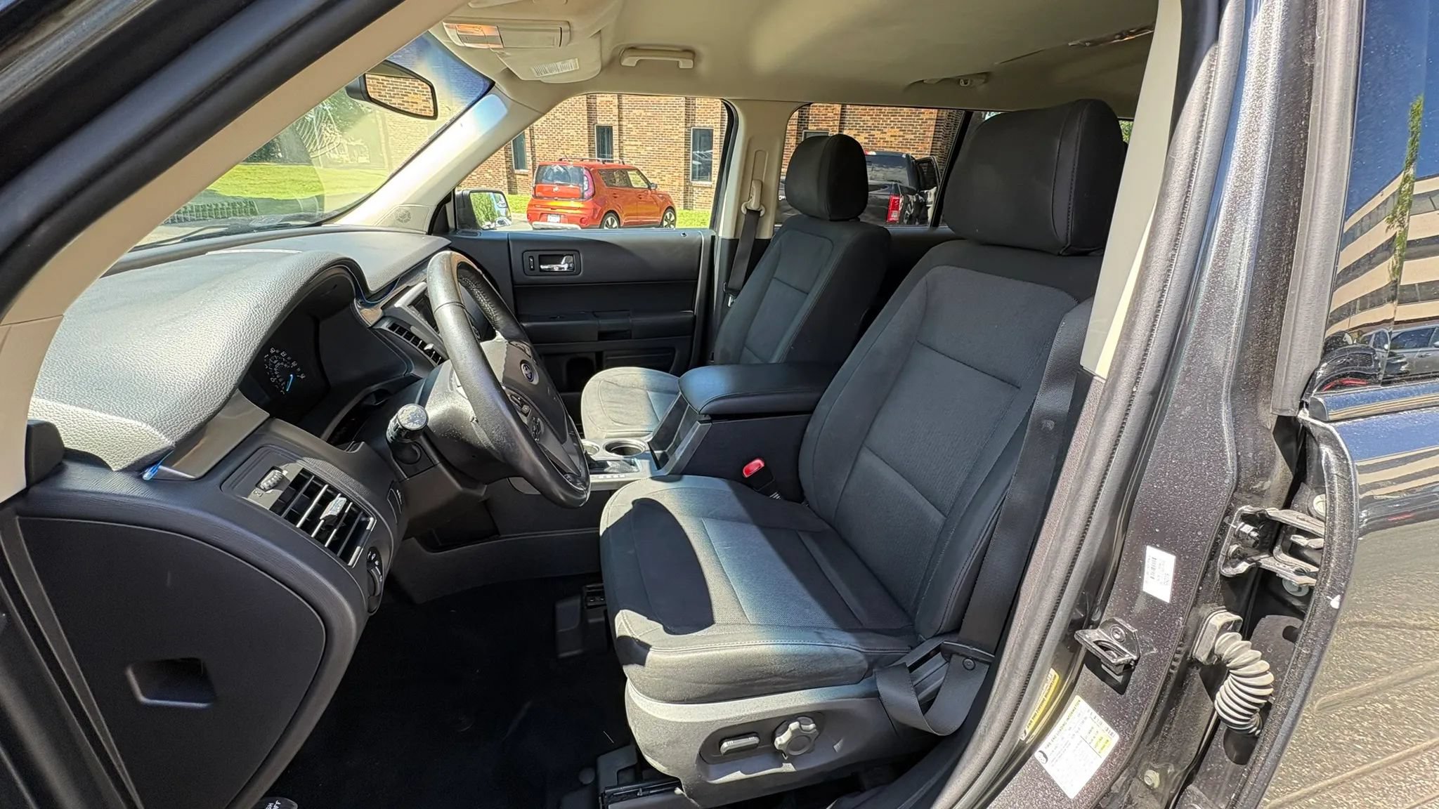 Used 2018 Ford Flex SE FWD image 2