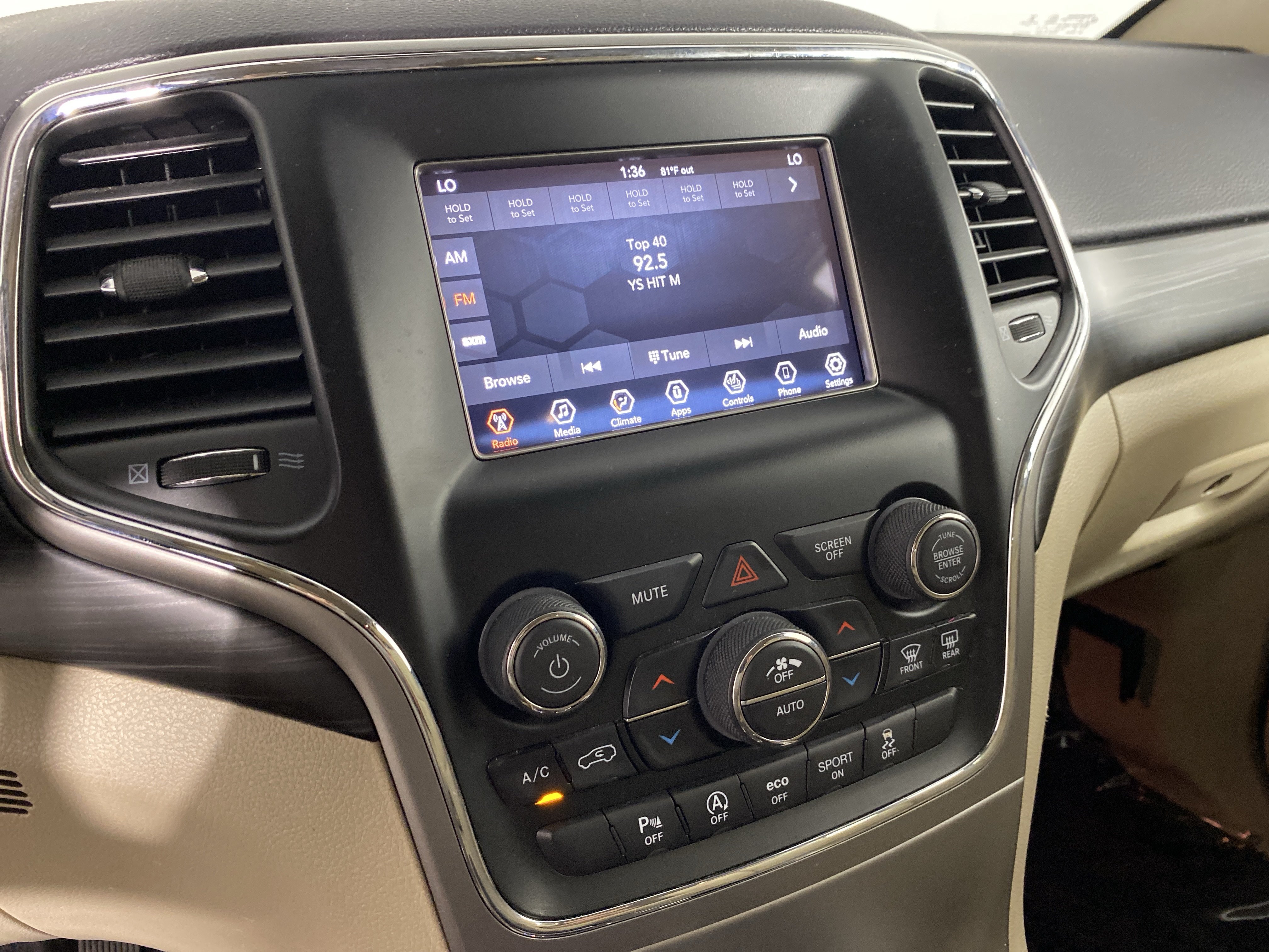 Used 2019 Jeep Grand Cherokee Laredo AWD/4WD image 33