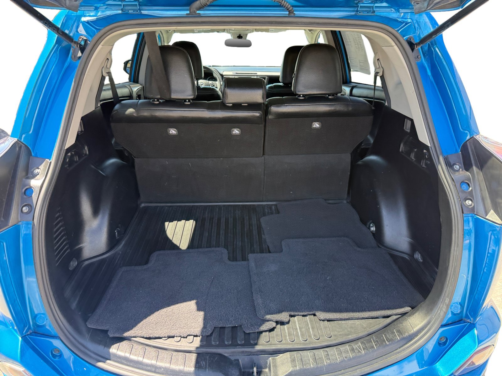 Used 2018 Toyota RAV4 LE w/ All Weather Liner Package FWD image 17
