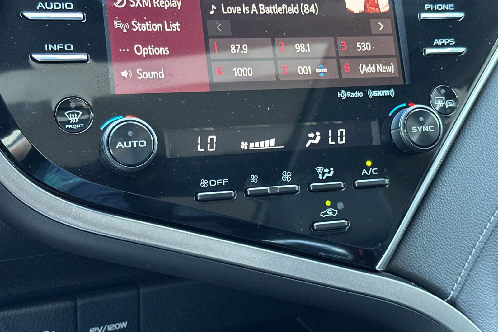 Used 2018 Toyota Camry XSE FWD image 19