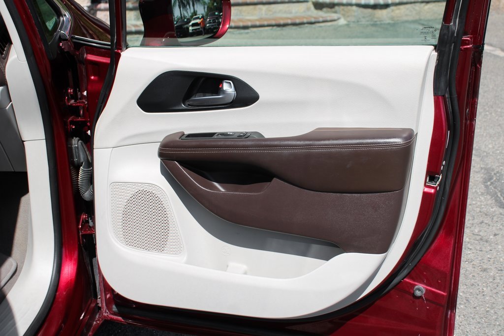 Used 2021 Chrysler Pacifica Touring w/ Uconnect Theater Family Group image 40