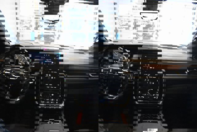 Used 2025 GMC Yukon Denali w/ Denali Reserve Package image 5