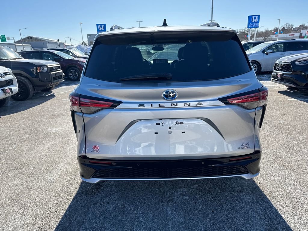 Used 2022 Toyota Sienna XSE image 6