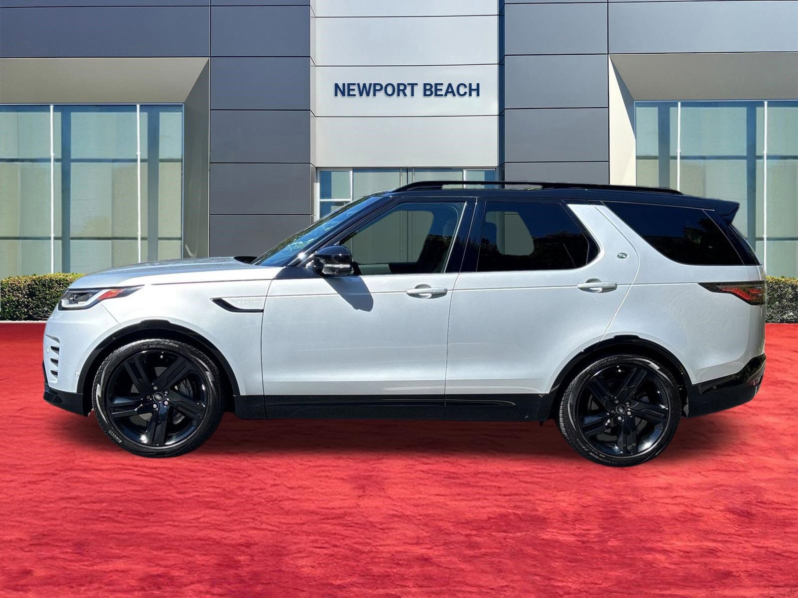 Certified 2024 Land Rover Discovery Dynamic SE image 2