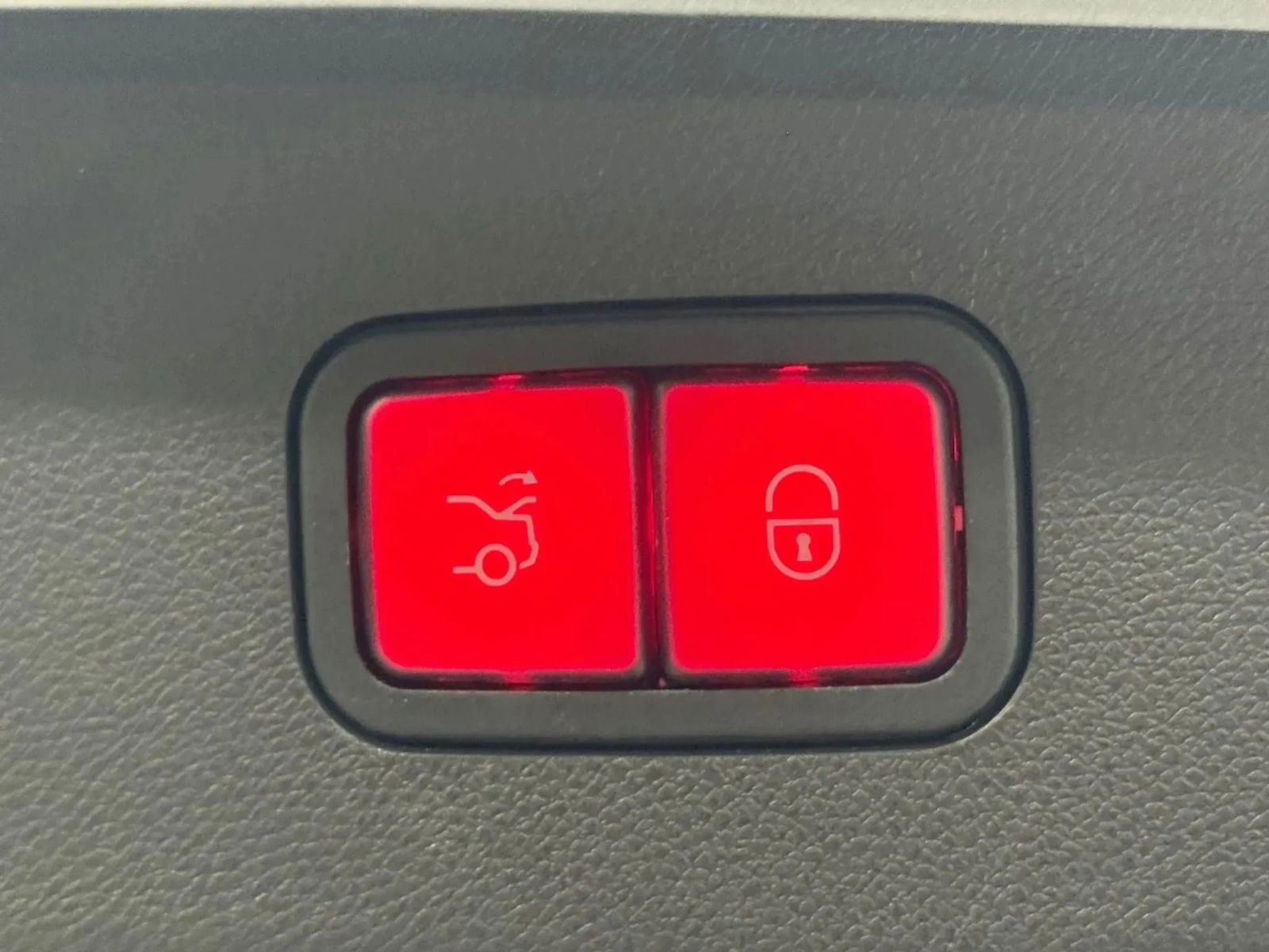 Used 2016 Mercedes-Benz E 350 Sedan w/ Premium Package image 15